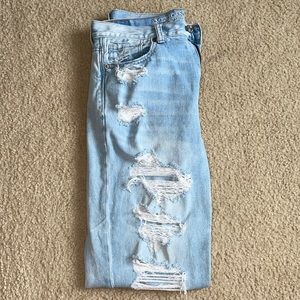 American Eagle Light-Washed Ripped Mom Jeans (Size 4)
